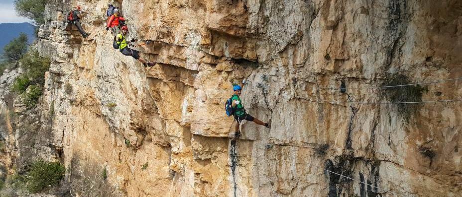 Miembros del grupo Annapurna de Elda-Petrer realizando la vía ferrata de Aielo de Malferit años atrás.