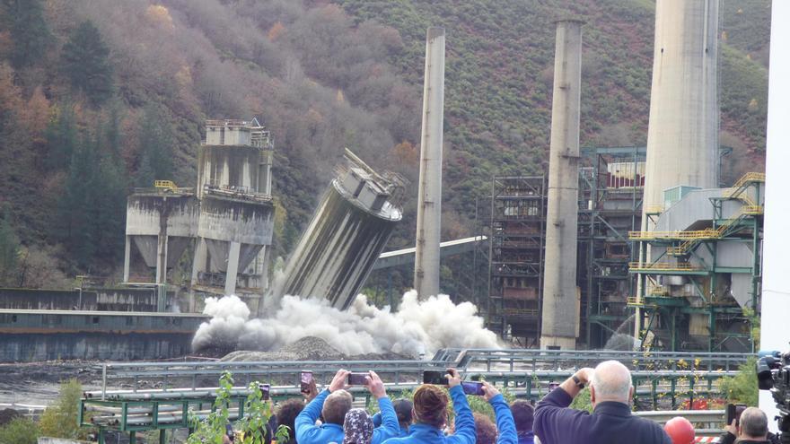 Así fue la demolición de los silos de la central térmica del Narcea