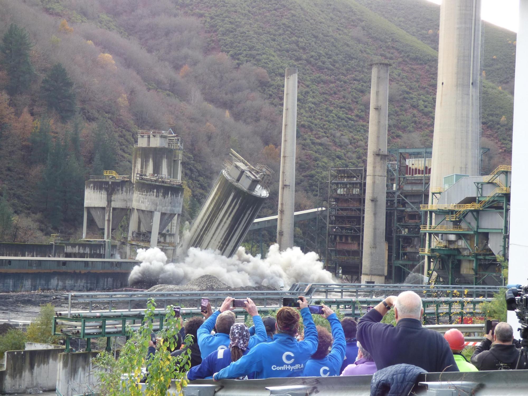 Así fue la demolición de los silos de la central térmica del Narcea.