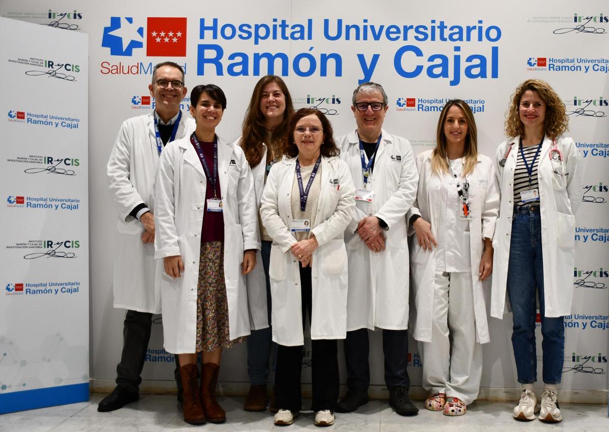 Milagros Fernández Lucas junto a otros profesionales del Hospital Univeritario Ramón y Cajal.