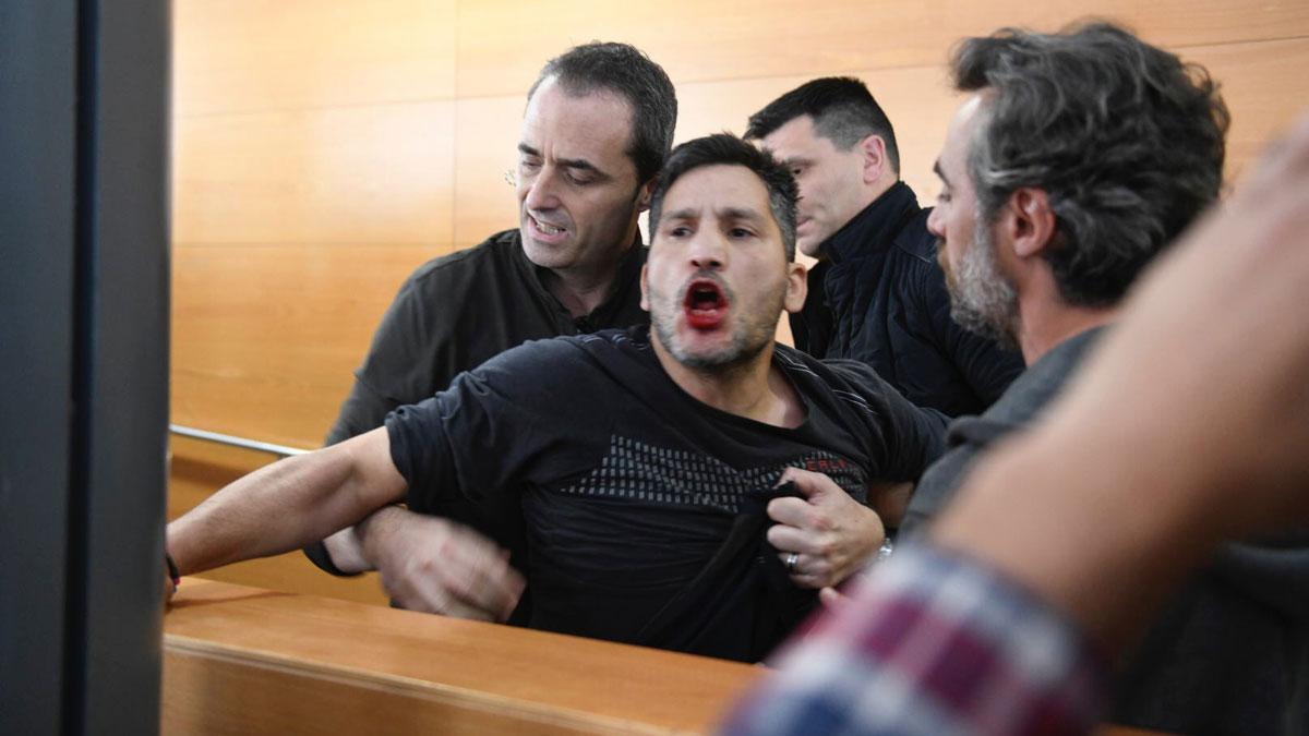 Un activista irrumpe a gritos en un debate sobre vivienda con los alcaldables de Barcelona.