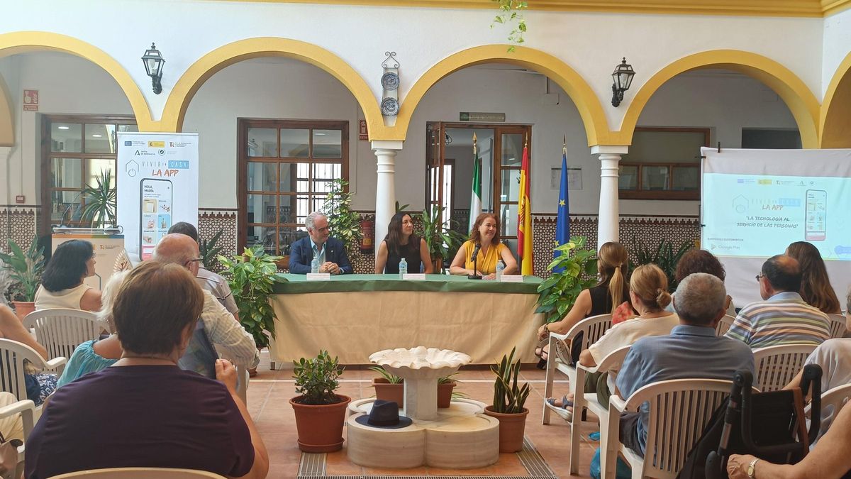 Presentación de la aplicación 'Vivir en casa' en el Centro de Participación Activa La Trinidad