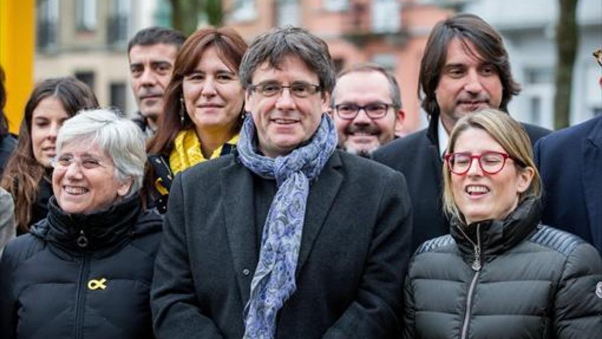 Clara Ponsatí, Carles Puigdemont y Elsa Artadi, el pasado viernes en Bruselas.