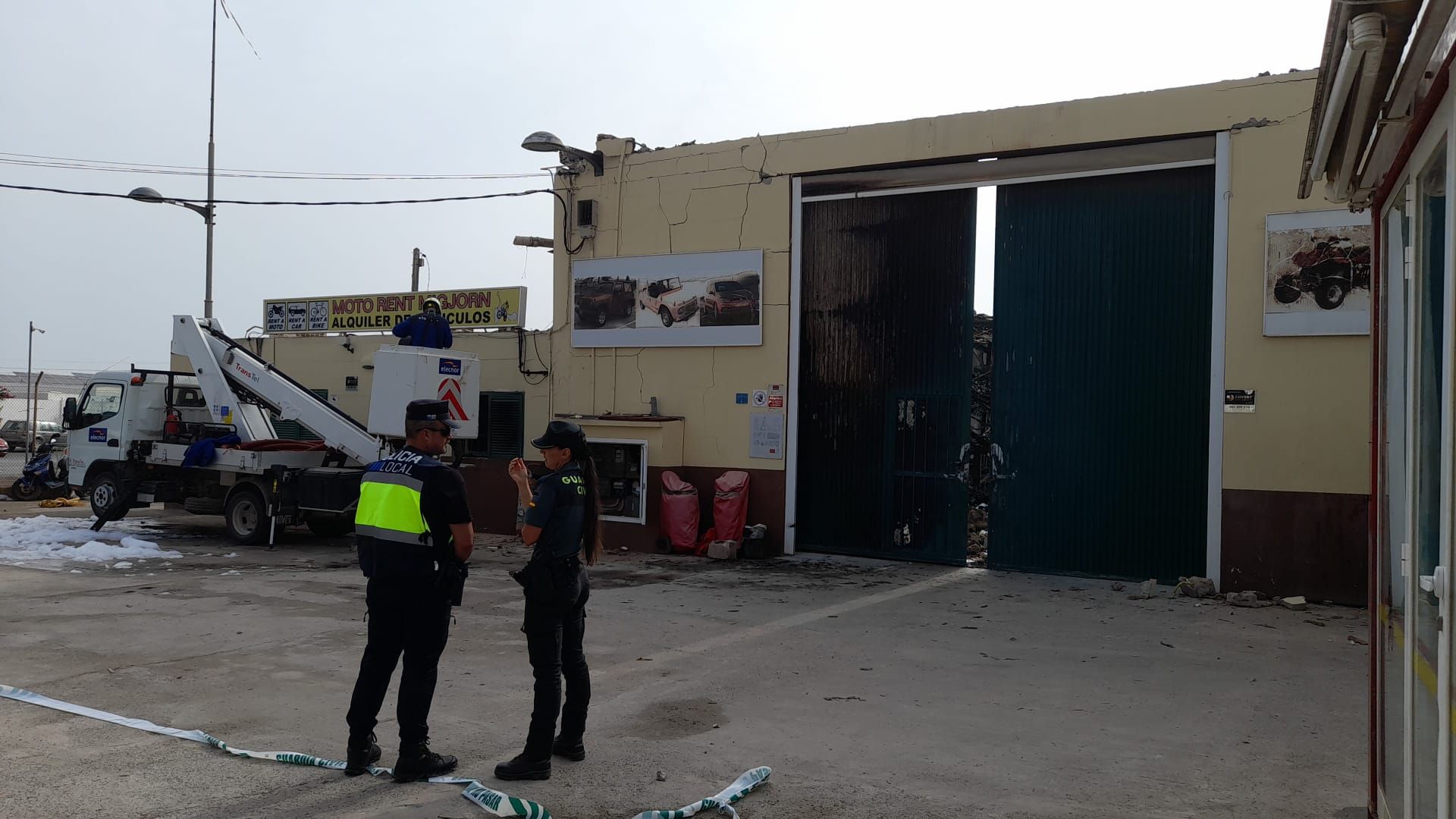 Galería de imágenes del incendio en un almacén industrial de vehículos de alquiler en Formentera