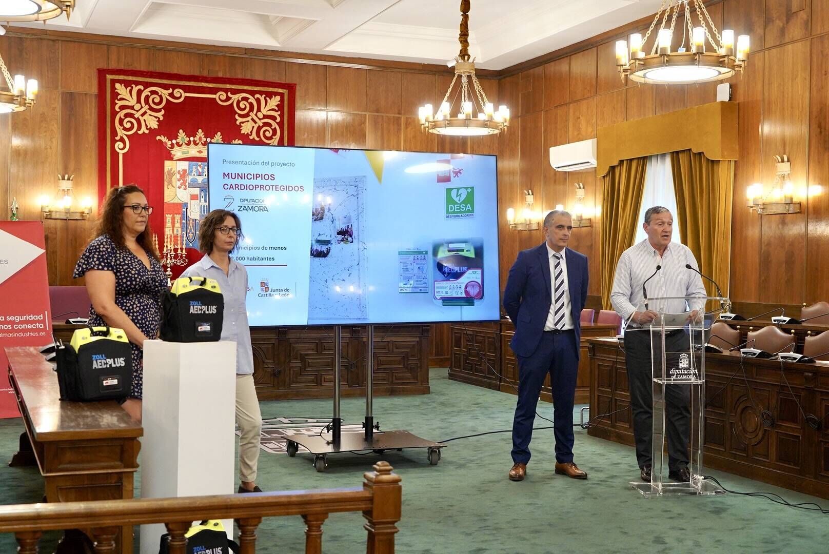 Inma Rivas, de la empresa Almas Industries; Amaranta Ratón, diputada de Fondos Europeos; José Manuel Barrios, director general de Trabajo y Prevención de Riesgos Laborales de la Consejería de Industria; Javier Faúndez, presidente de la Diputación de Zamora.