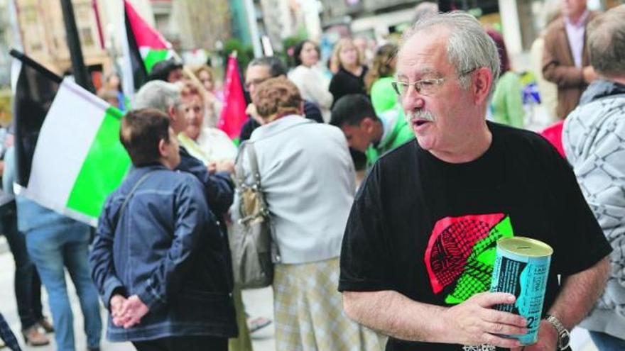 Miguel San Miguel, a la derecha, ayer en la plaza del Parchís, donde se organizó su despedida.