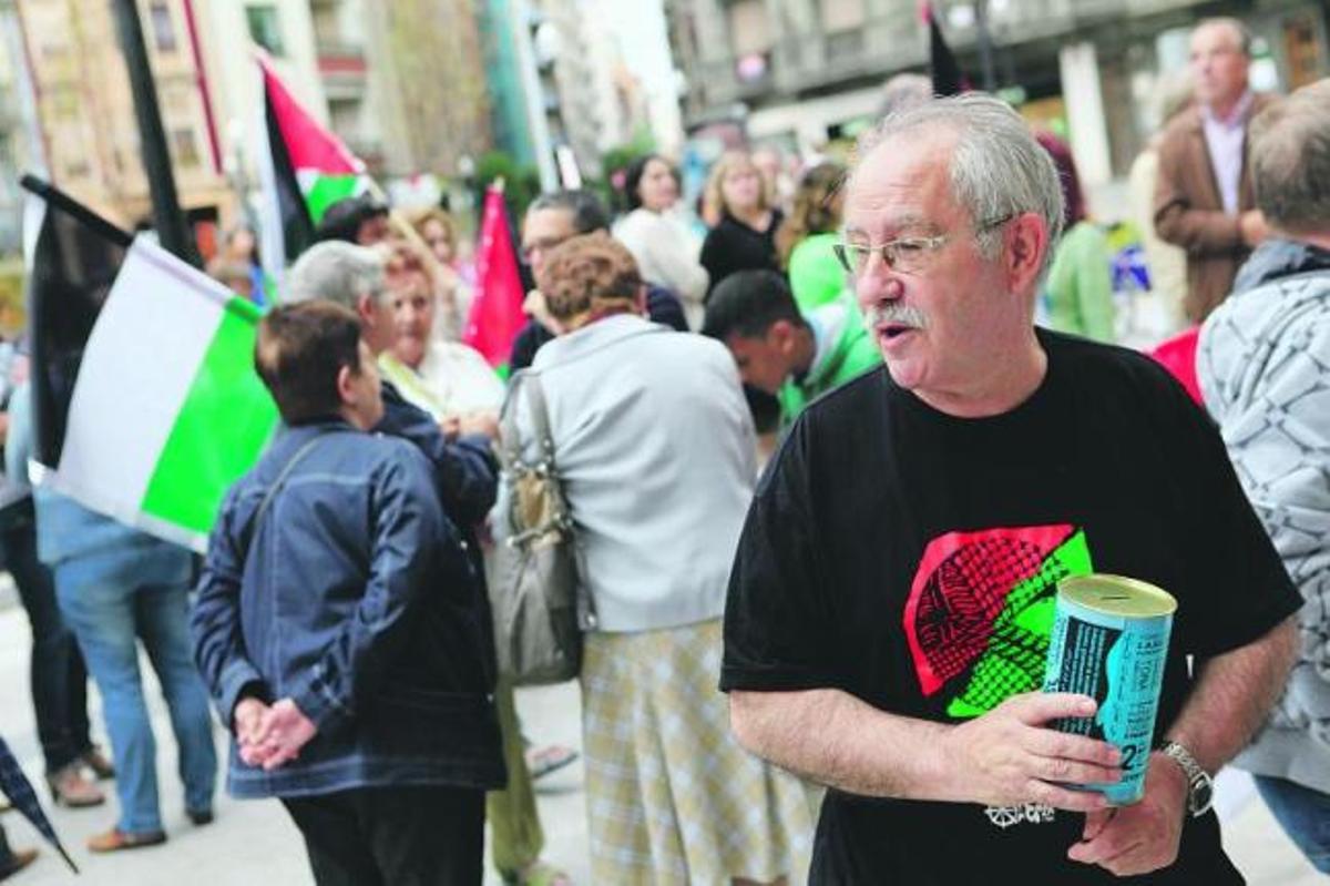Miguel San Miguel, a la derecha, ayer en la plaza del Parchís, donde se organizó su despedida.
