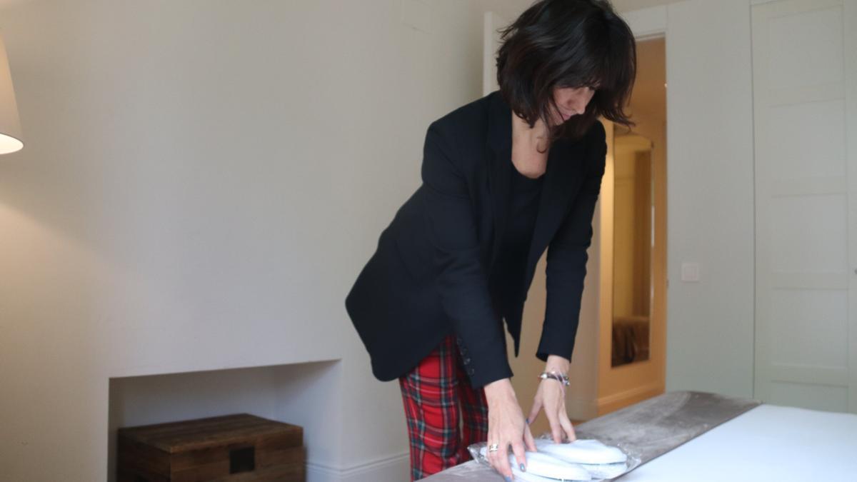 La responsable d'un apartament turístic de Girona posa les sabates d'estar per casa damunt del llit