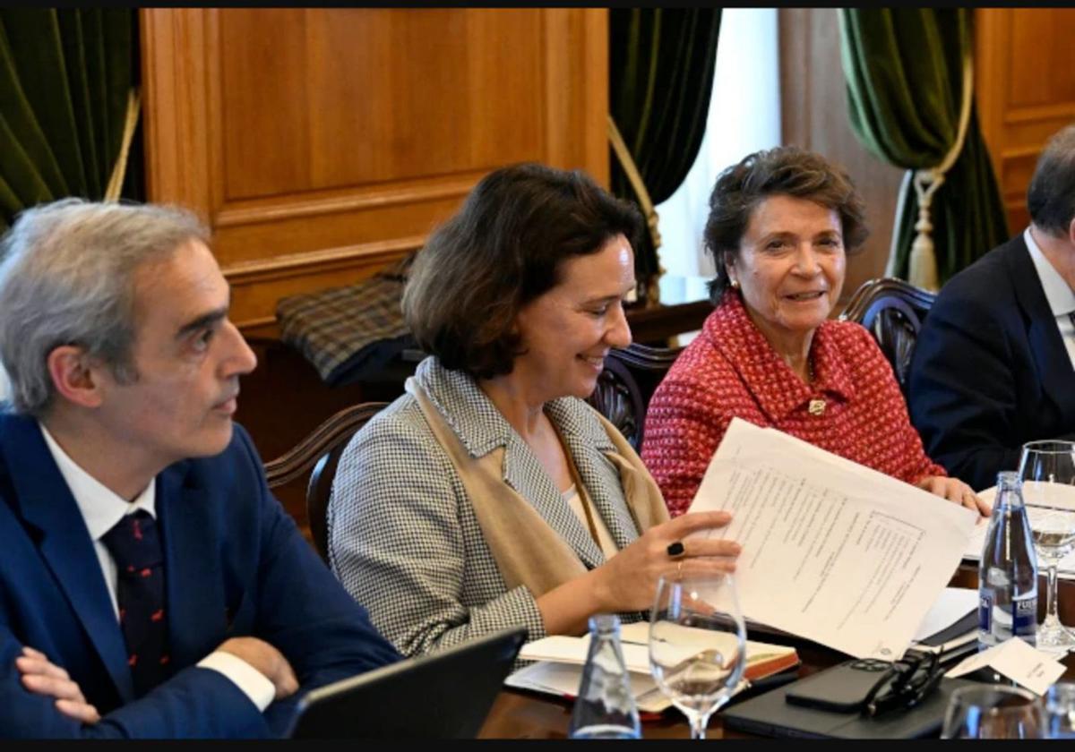 La última reunión del patronato de la Fundación Princesa de Asturias; por la izquierda, Jacobo Cosmen, Teresa Sanjurjo, directora, y Ana Isabel Fernández Álvarez, presidenta. | FPA