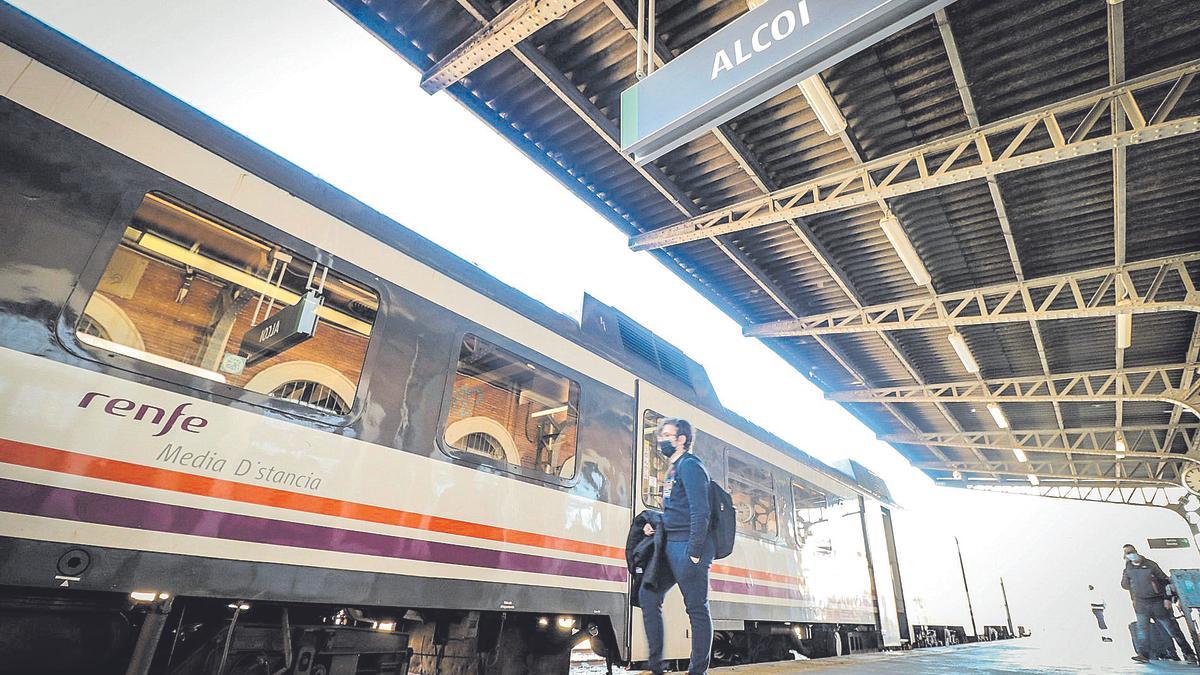 Un tren a punto de salir desde la estación de Alcoy.