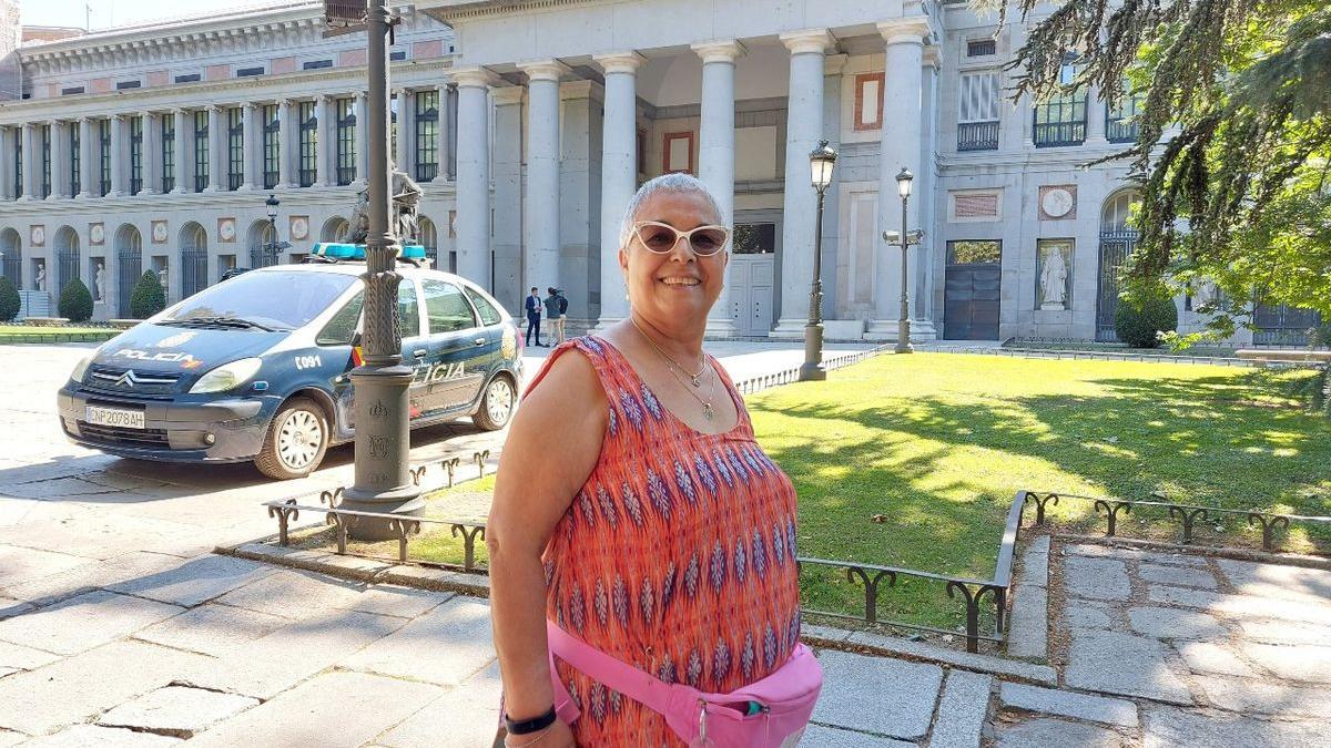Rachel, turista israelí en Madrid, posa frente al Museo Nacional del Prado, cerrado por la Cumbre de la OTAN.