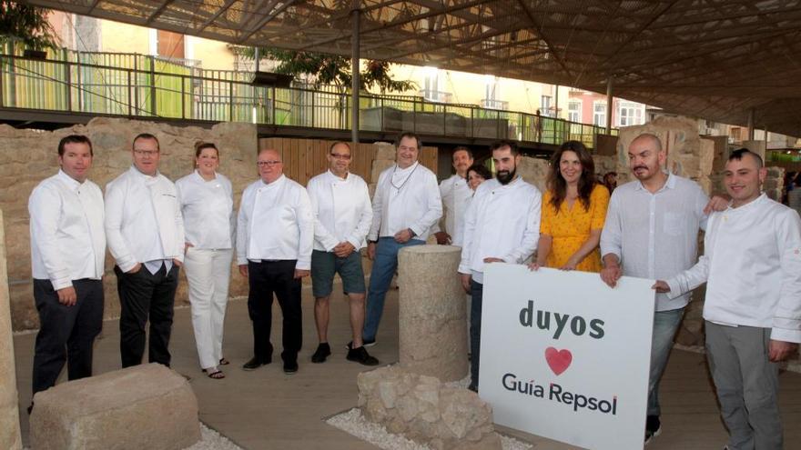 Los cocineros condecorados posan durante la celebración del acto.