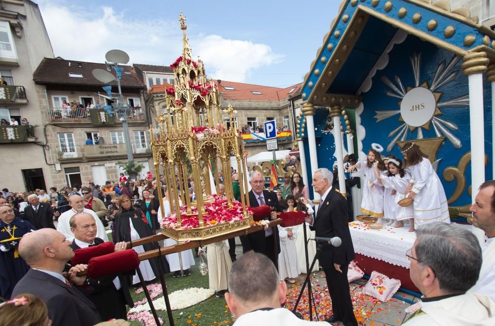 La lluvia ha amenazado la procesión y las alfombras florales, pero finalmente el recorrido se ha realizado con normalidad.