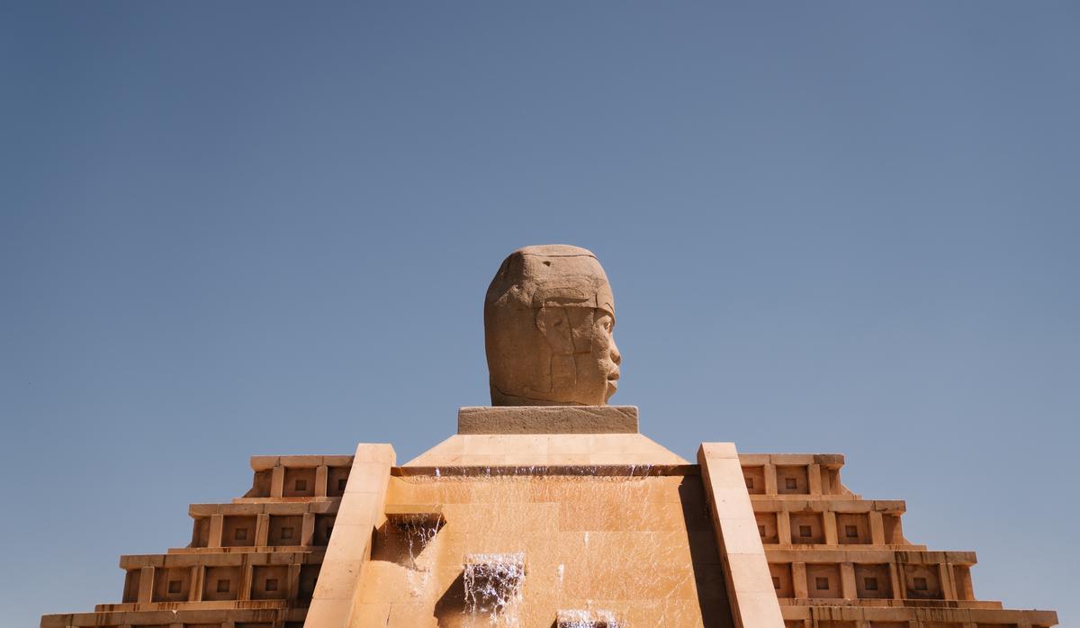 El desconocido monumento de la cabeza olmeca del Ensanche de Vallecas se alza sobre una pirámide precolombina. 