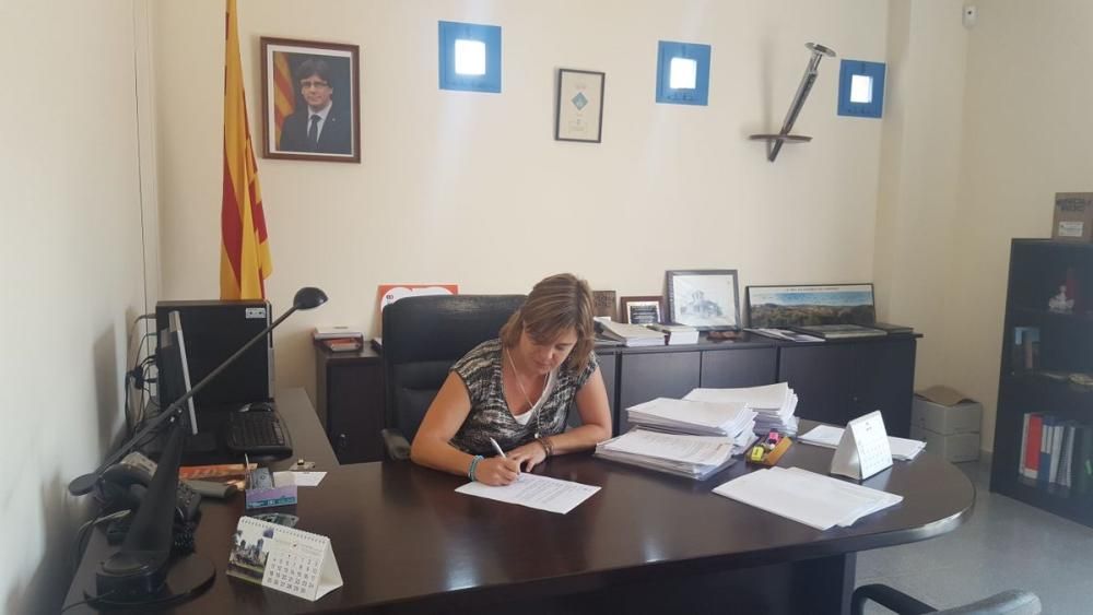 La portaveu de l'Ajuntament de Callús, Mireia Lladó, signant el decret.