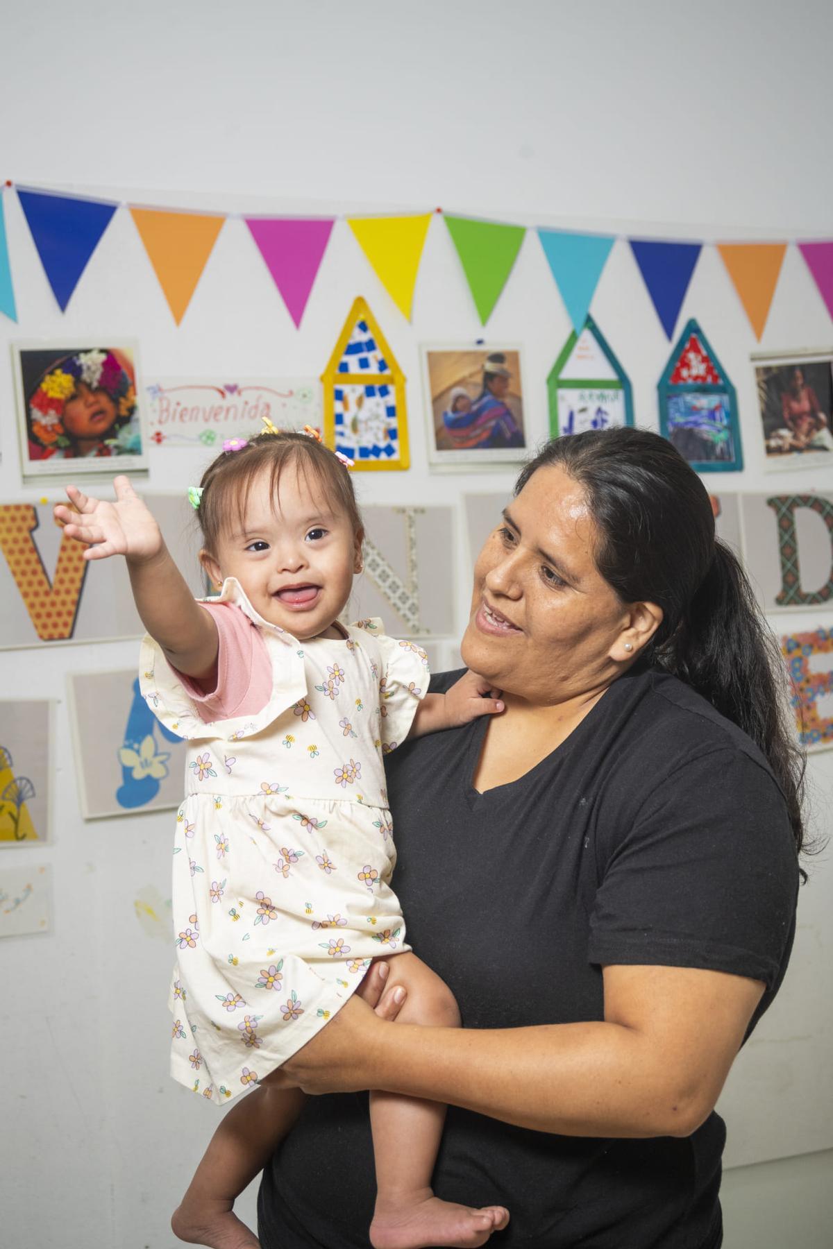 Shirley junto a su hija Rebecca, en el Espacio Familiar 0-3