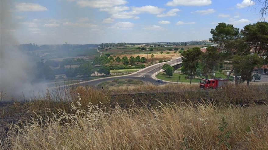 La Cívica afirma que el incendio en la ladera de la Alcazaba afectó a la muralla