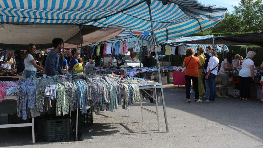 Puestos del mercadillo ubicados en el nuevo recinto ferial.