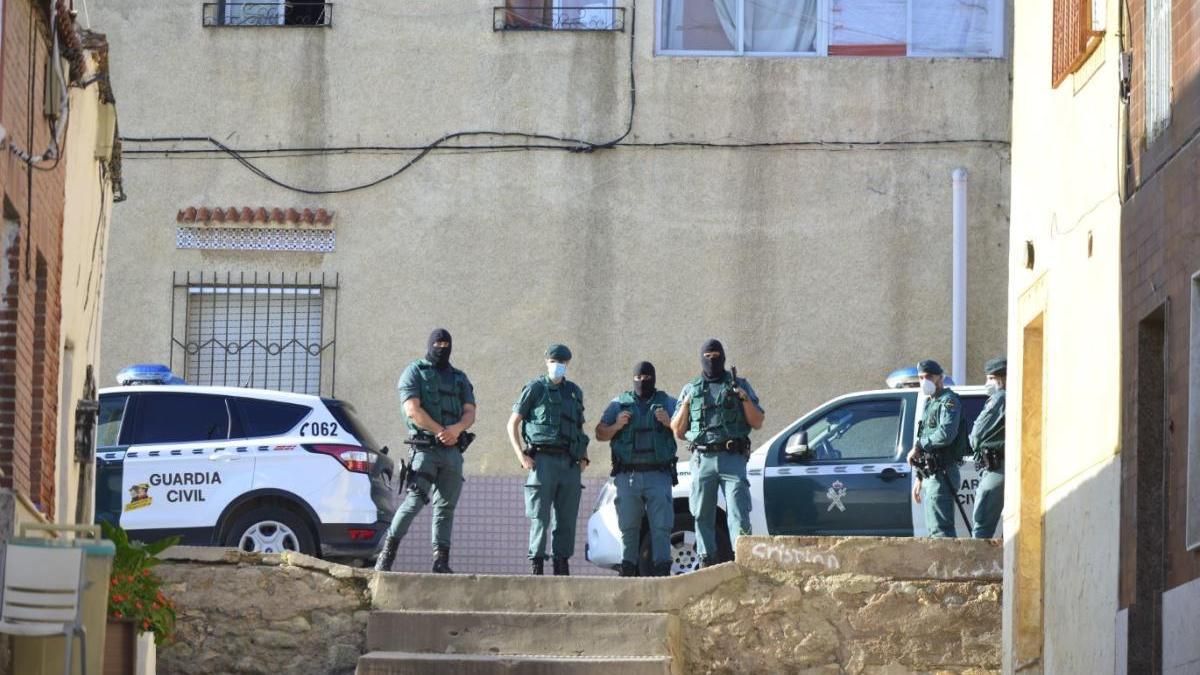 Guardias civiles, en la redada que se llevó a cabo en Los Mateos el Día de la Región.