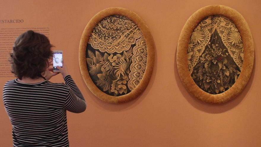 Una visitante, fotografiando varias piezas de la creadora Emilia Rebollo en el Museo del Patrimonio.