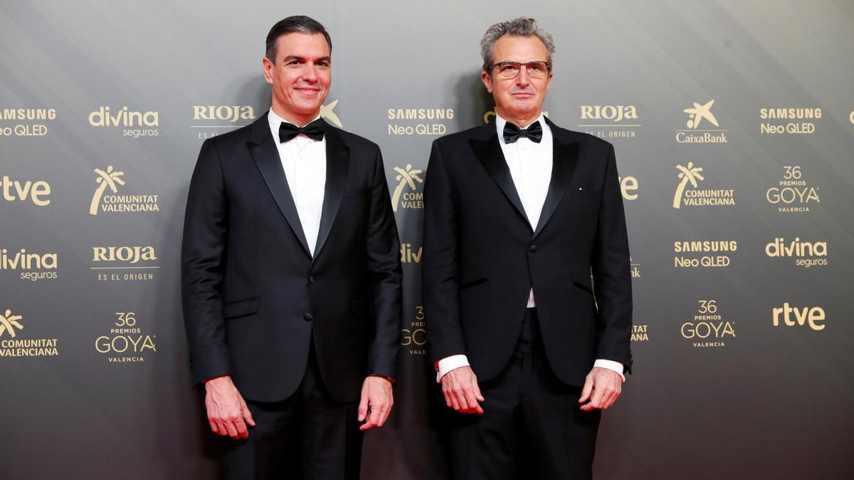 El presidente del Gobierno, Pedro Sánchez (i) y el presidente de la Academia de Cine, Mariano Barroso.