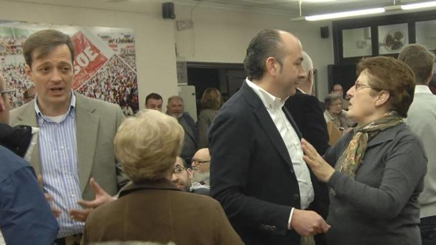 Emiliano Rodríguez, a la izquierda, y Alejandro Soler, a la derecha, en una asamblea del PSOE.