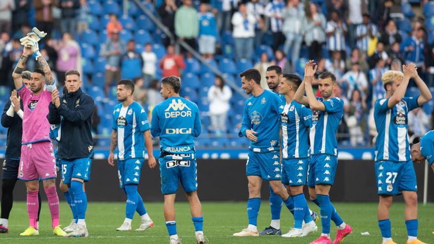 Los futbolistas del Dépor aplauden a la afición de Riazor tras golear al Algeciras en el último partido liguero en casa. |  // CASTELEIRO / ROLLER AGENCIA