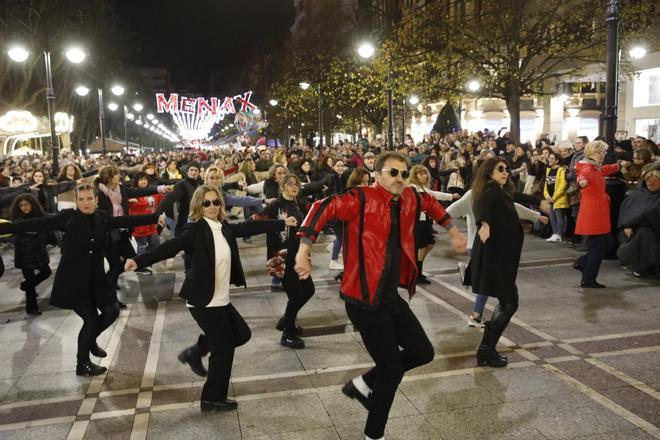 Multitudinario recuerdo a "Thriller", de Michael Jackson, en Gijón por los 40 años del videoclip (en imágenes)