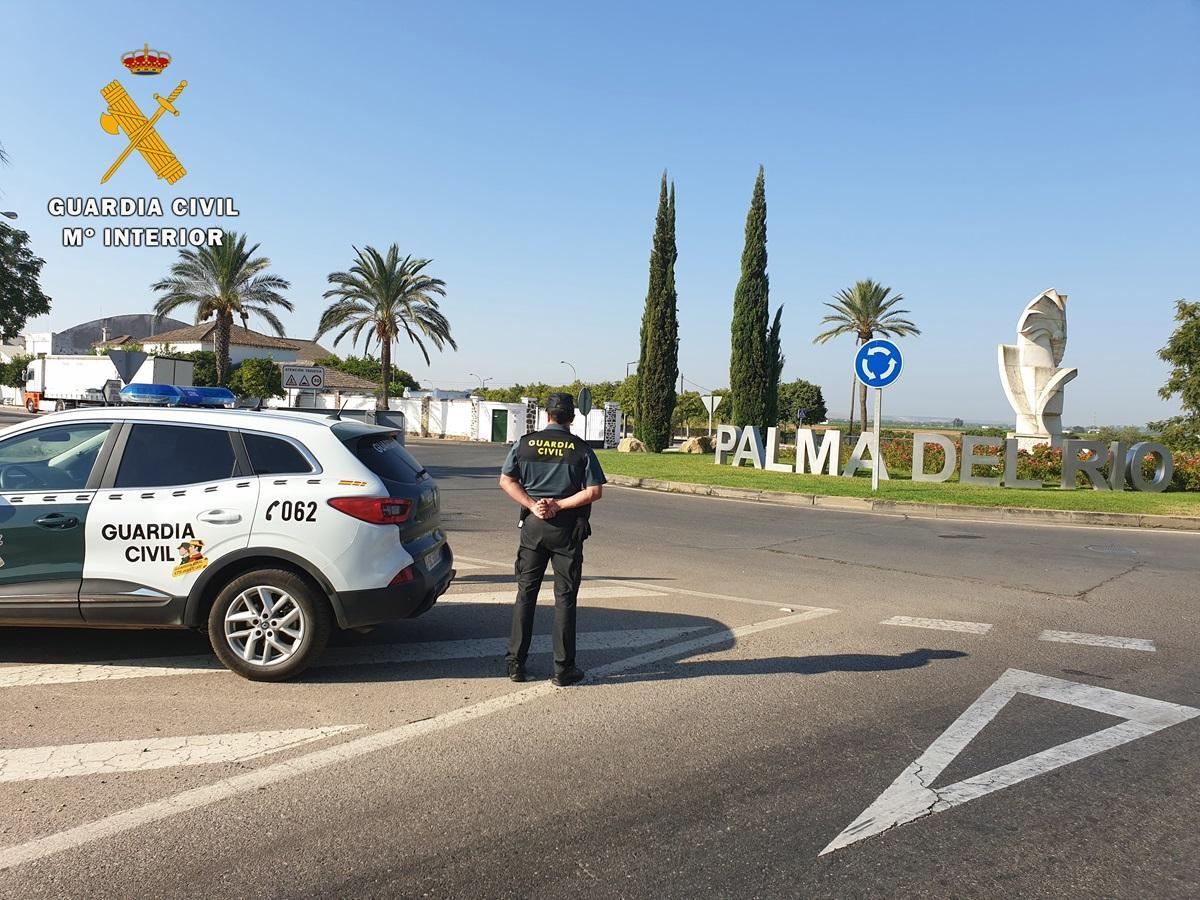 Una patrulla de la Guardia Civil en uno de los accesos a Palma del Río.