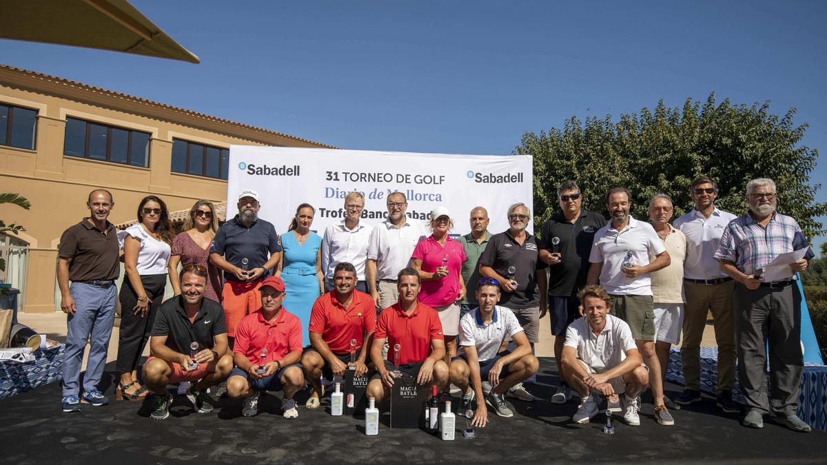 Foto de familia de la organización, el patrocinador,  los copatrocinadores y los ganadores de la pasada edición del torneo.