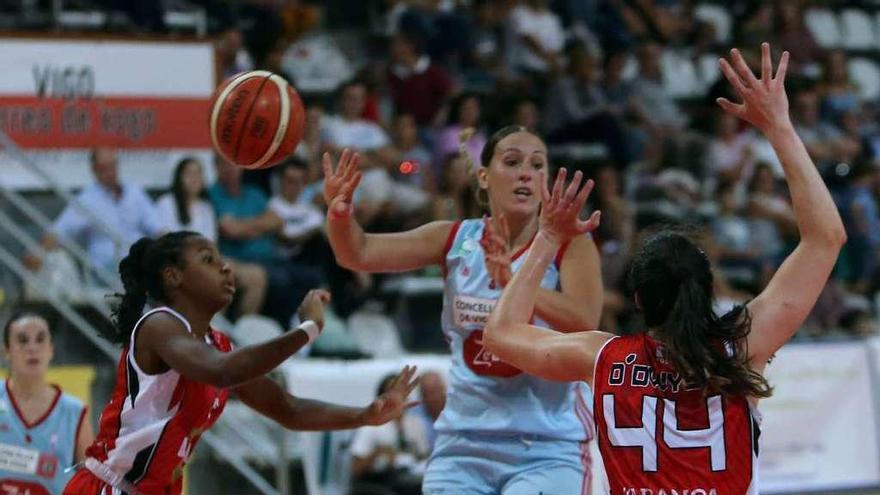 Itziar Germán, del Celta Zorka, da un pase durante el partido de la primera vuelta. // Marta G. Brea