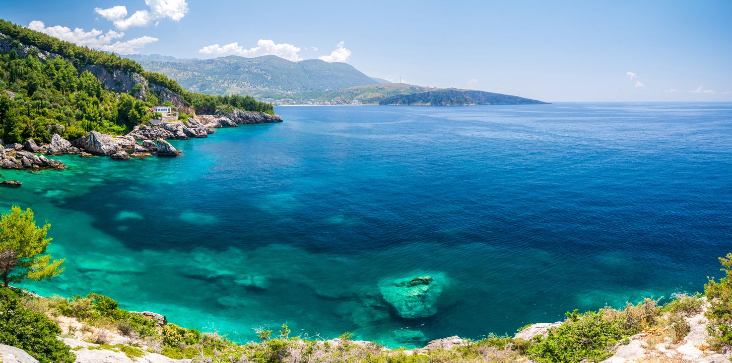 Increíble vista sobre el azul del mar Jónico en Albania