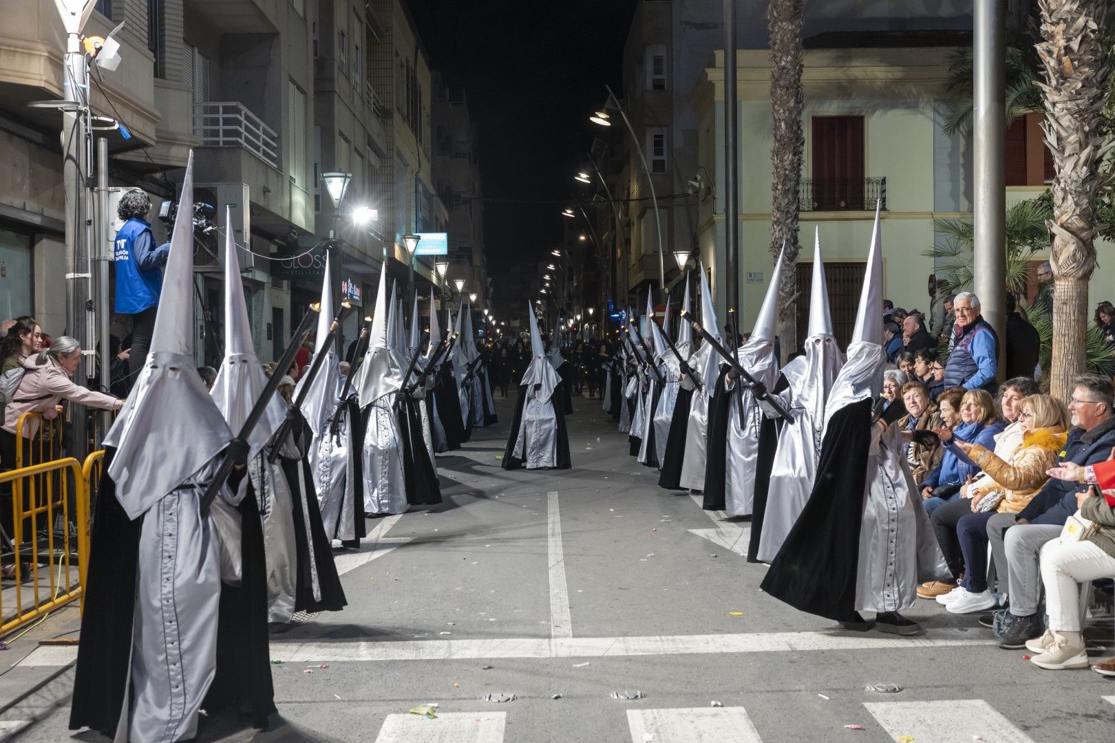 Las quince cofradías de la Semana Santa de Torrevieja recorrieron las calles en Viernes Santo