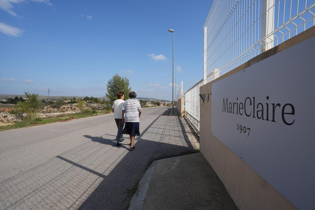 Fachada de la fábrica, con su logotipo más reciente.