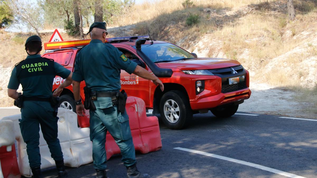 Continúan las labores de extinción del incendio en la Vall d'Ebo