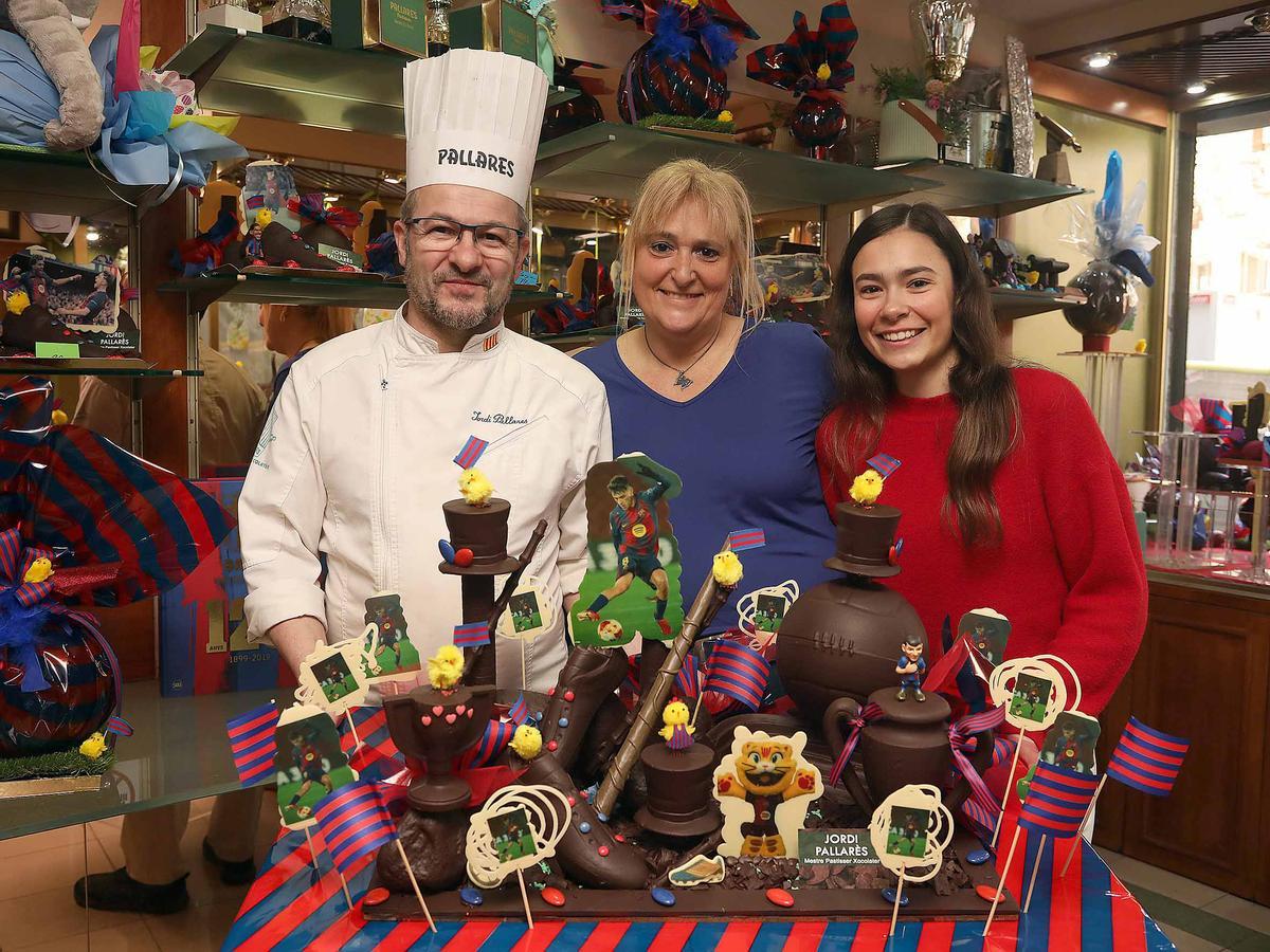Jordi Pallarés junto a su esposa Thaïs y su hija Clara posan con la mona de Pascua dedicada a Pedri