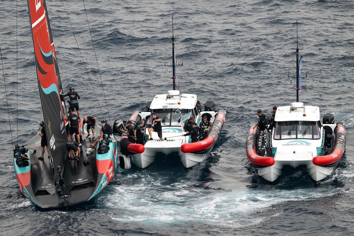 Dos lanchas de acompañamiento junto al 'Taihoro' de los kiwis, este lunes, al acabar la cuarta regata.