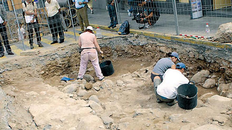 Imagen de la calle Obispo Codina donde se ha encontrado un muro del Hospital de San Martín.  ACFI PRESS