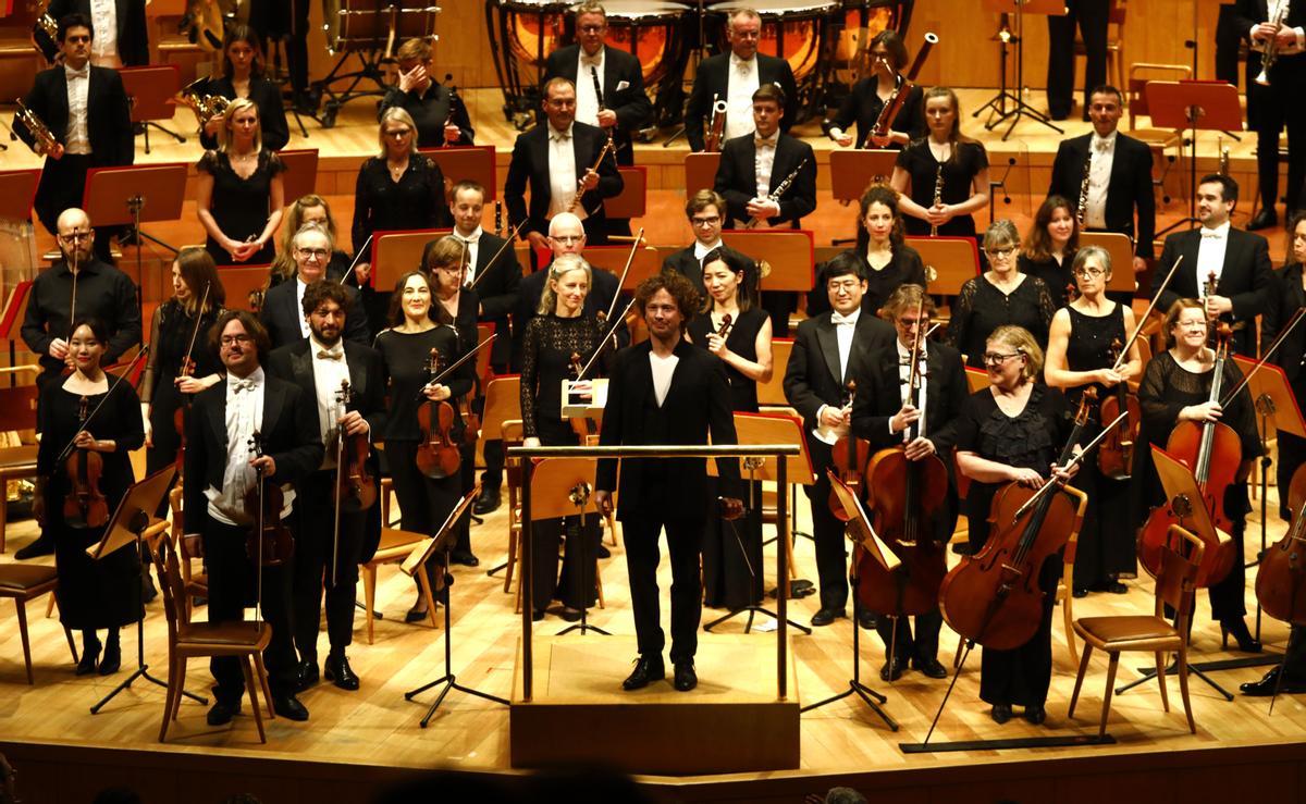 La Philharmonia Orchestra al inicio del concierto de este martes en el Auditorio de Zaragoza.