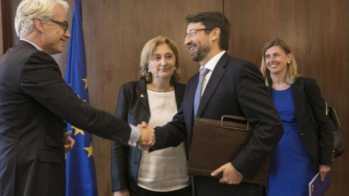 Rudiger Terhost, directivo de Parter Capital, estrecha la mano del consejero de Industria del Principado, Enrique Fernández, en presencia de la delegada del Gobierno en Asturias, Delia Losa.