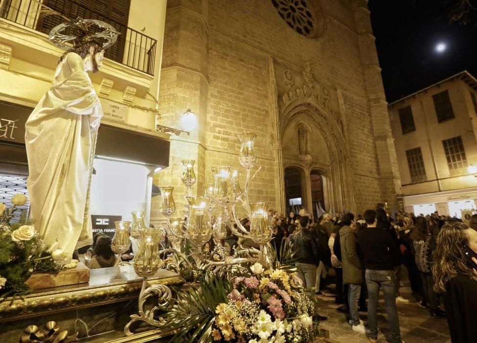 La Dolorosa  ya vela a su  hijo en la cruz