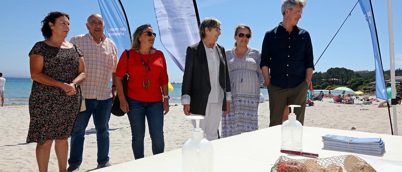 La presentación de la campaña, con representantes de la cofradía y de la Corporación junto a Rosa Quintana y el alcalde, José Cacabelos.