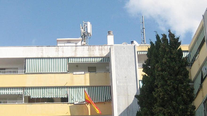 Regulación. Una antena de telefonía móvil instalada en un bloque de edificios.