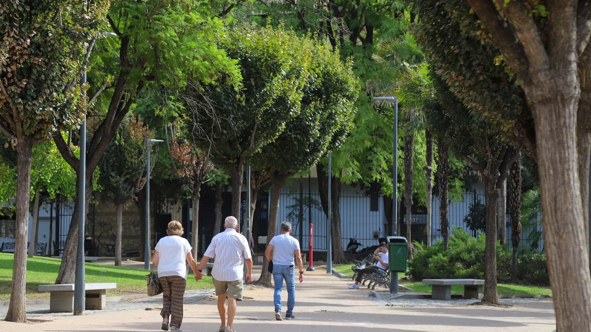 Varias personas caminan por un parque de Ciudad Jardín.