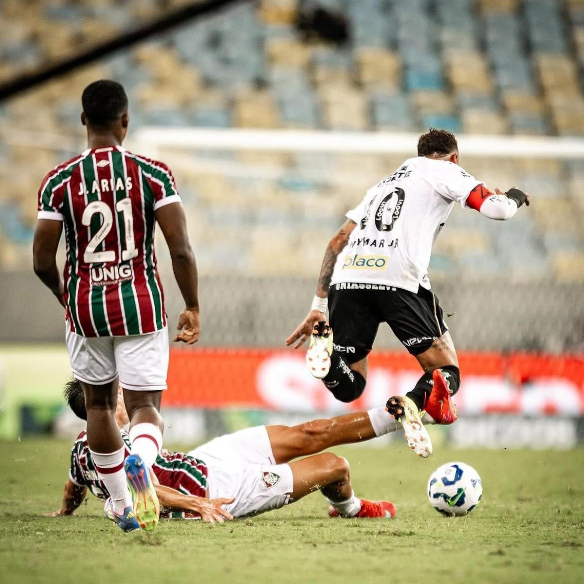 Facundo Bernal intenta robarle un balón a Neymar Jr en un partido entre Fluminense y Santos