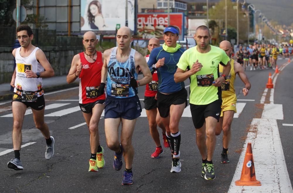 Los corredores del maratón completan la primera mitad del recorrido en los alrededores de Samil y Coruxo.