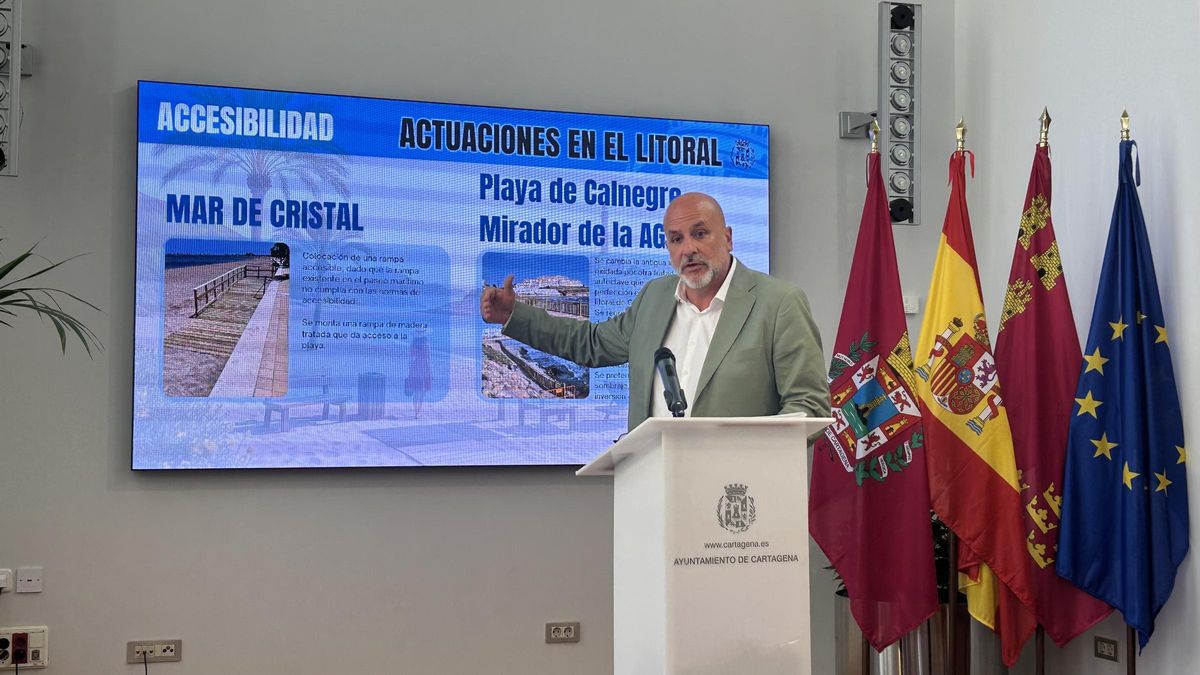 El concejal de Litoral, Gonzalo López Pretel, presenta las actuaciones de su área para poner a punto las playas de Cartagena
