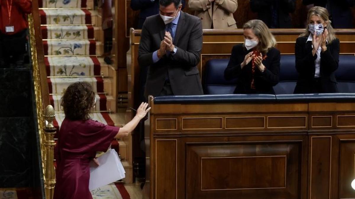 La ministra de Hacienda, María Jesús Montero (i), es aplaudida por el presidente del Gobierno, Pedro Sánchez, y las vicepresidentas primera y segunda, Nadia Calviño y Yolanda Díaz, tras su intervención durante el debate de totalidad de los Presupuestos Generales del Estado para 2022, el pasado 3 de noviembre de 2021.