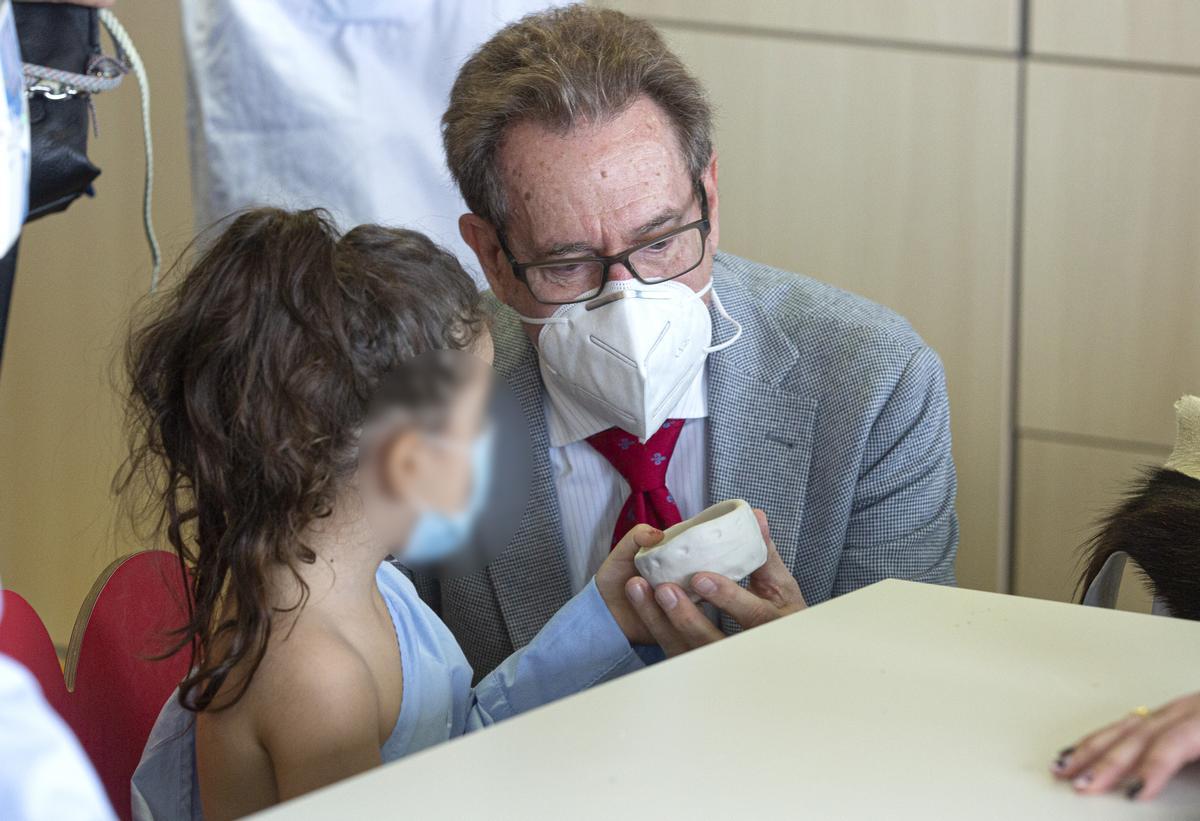 El conseller de Sanidad con una niña del Aula Pediátrica