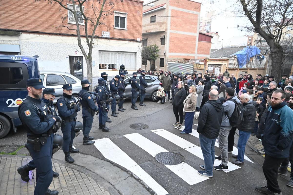 En imágenes I Los vecinos intententan paralizar el desahucio de Hamza y su familia en Torrero